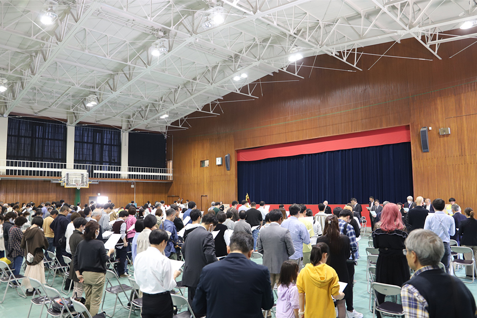 写真：校歌斉唱中の会場風景