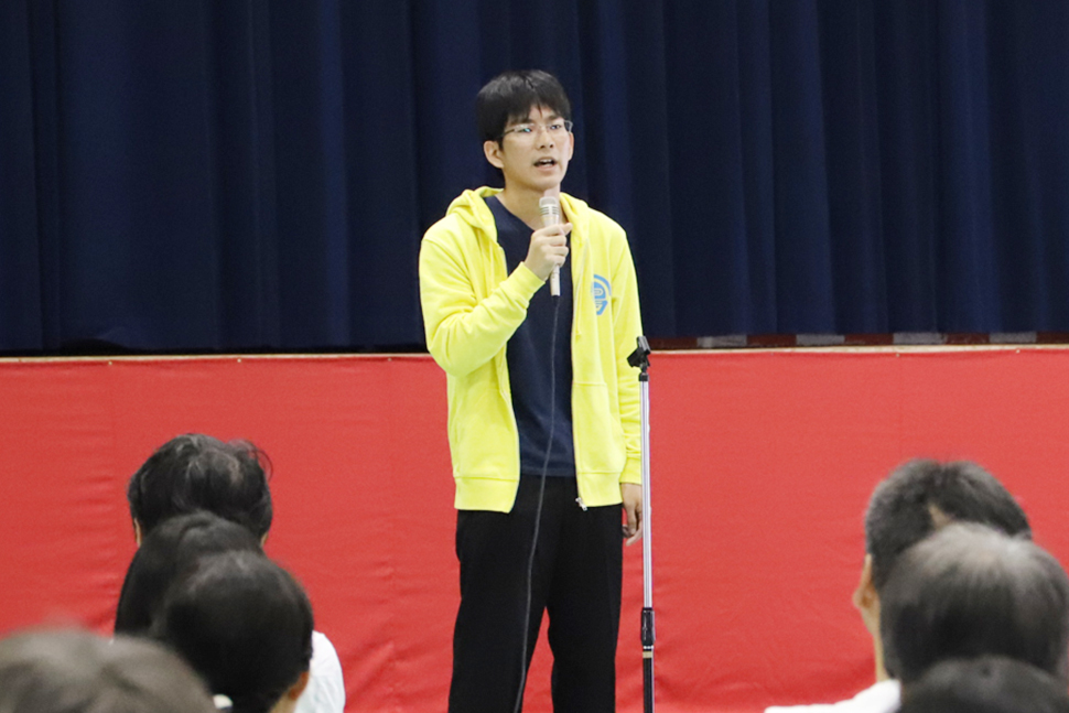 写真：学友会代表の廣田さん