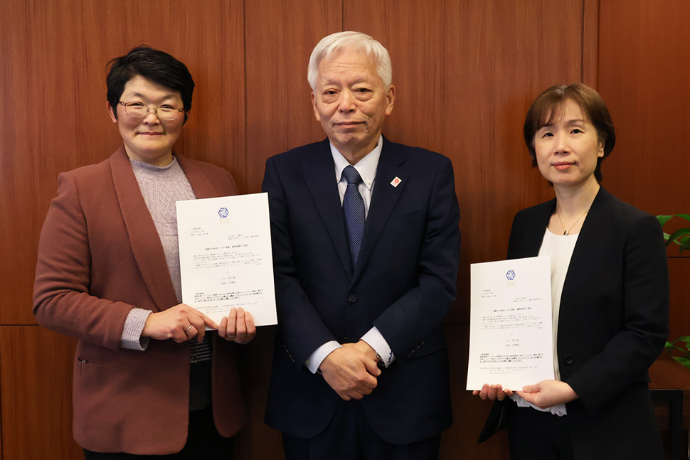 受賞者と理事長の3人による記念写真