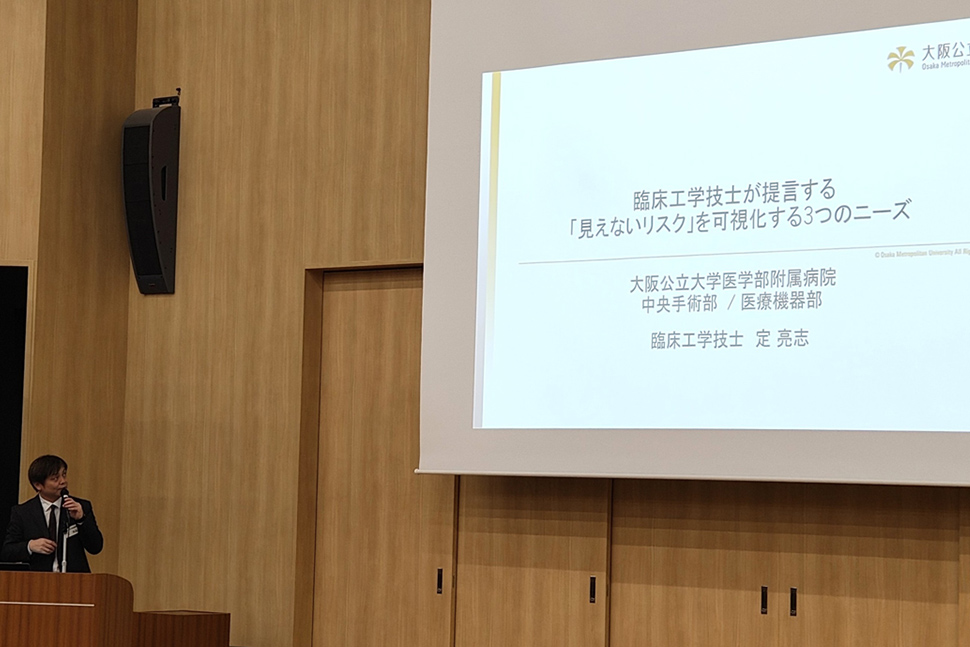 写真:発表者とスライド