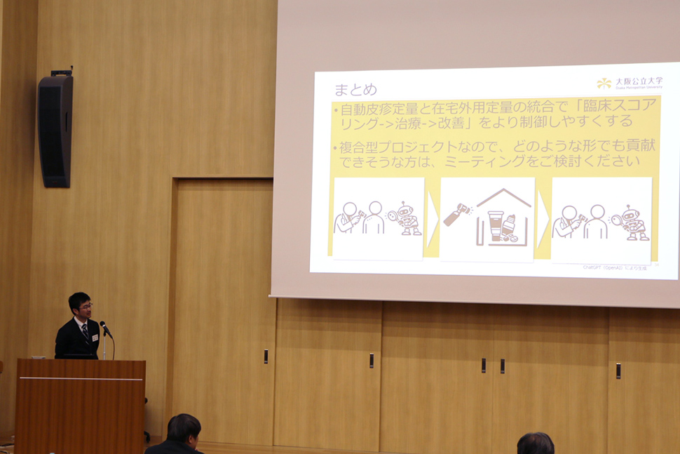 写真:発表者とスライド