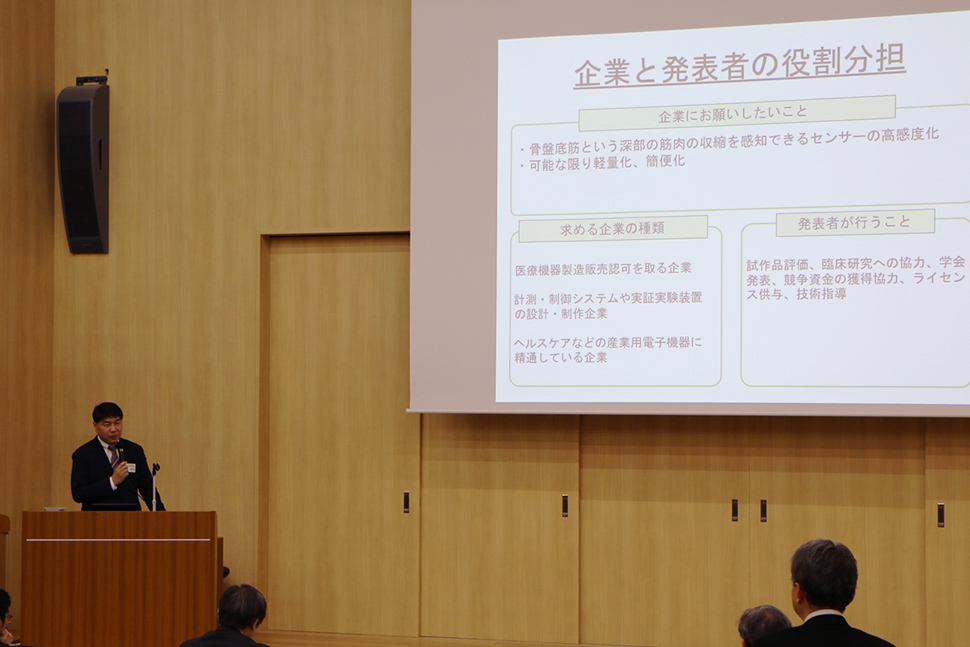 写真:発表者とスライド