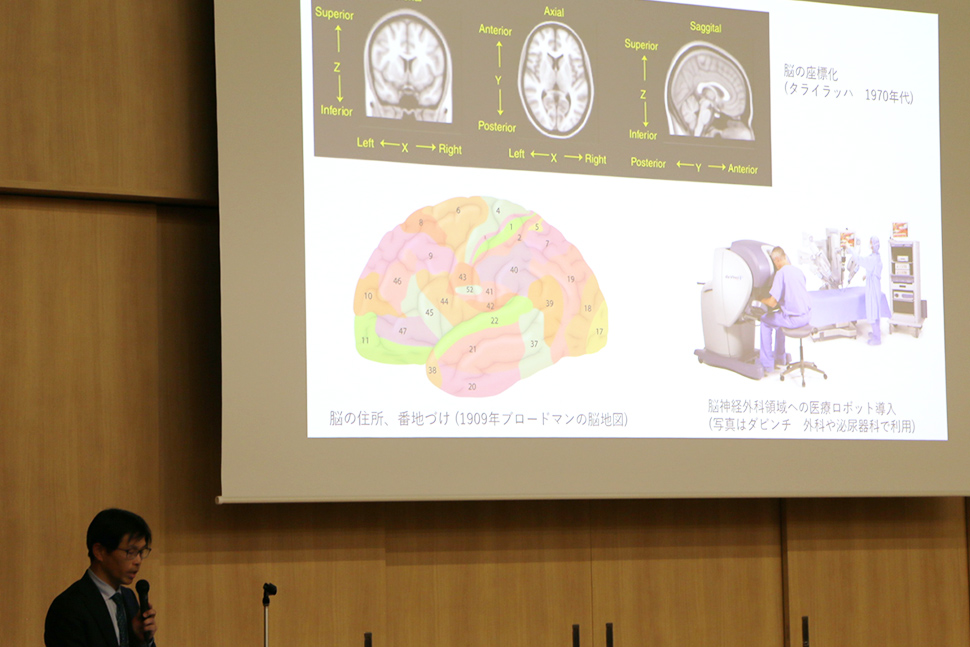 写真:発表者とスライド