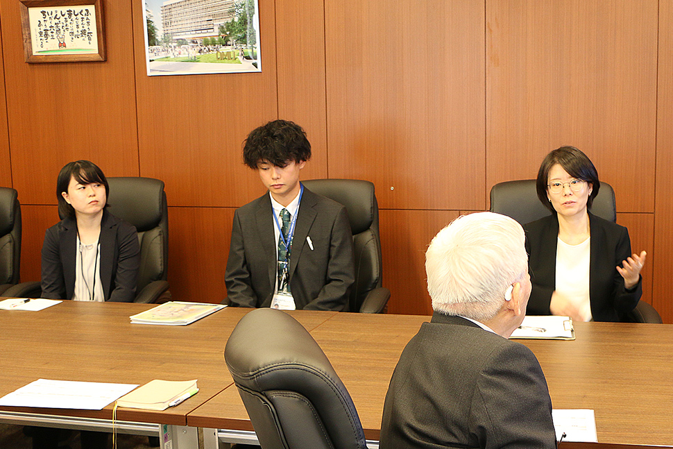 写真:理事長と職員