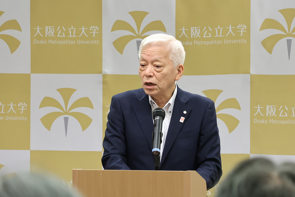 写真：あいさつをする理事長