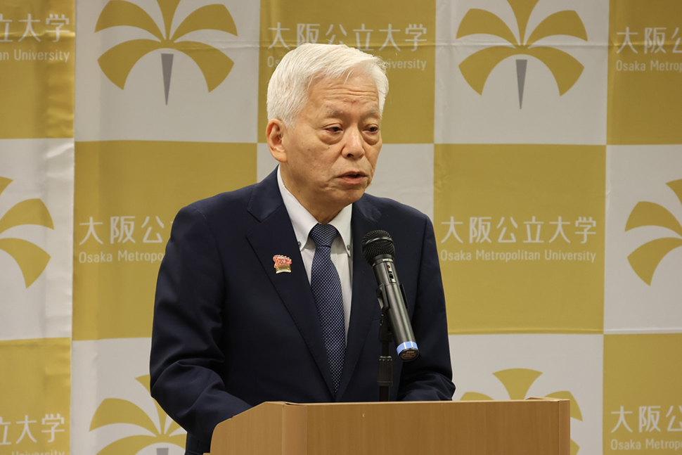 写真:あいさつをする理事長