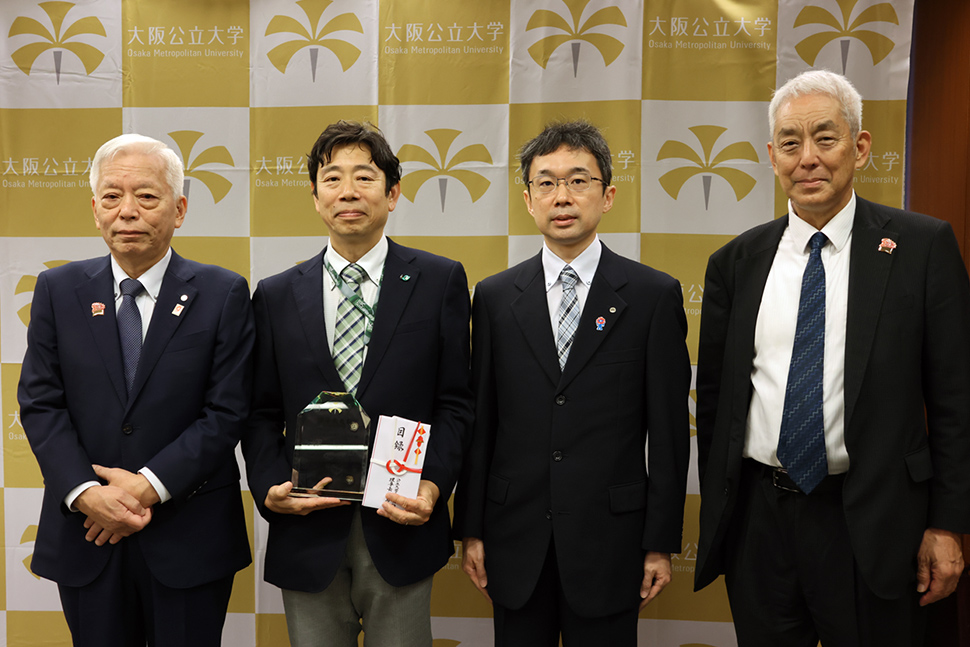 写真:理事長と受賞者