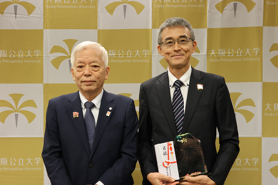 写真:理事長と受賞者