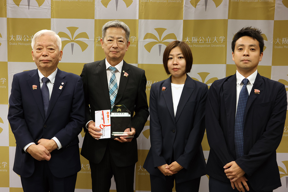 写真:理事長と受賞者