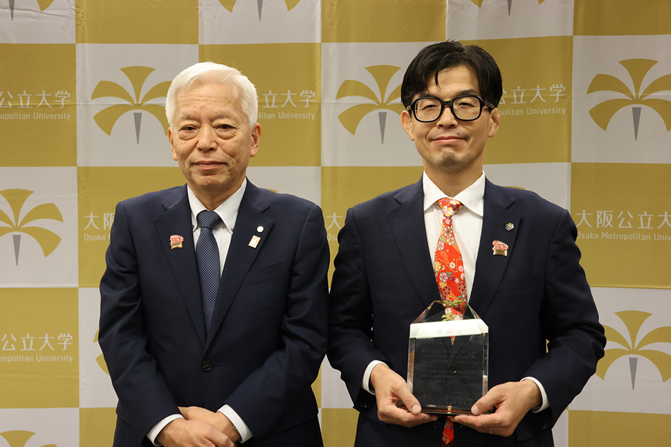 写真:理事長と受賞者