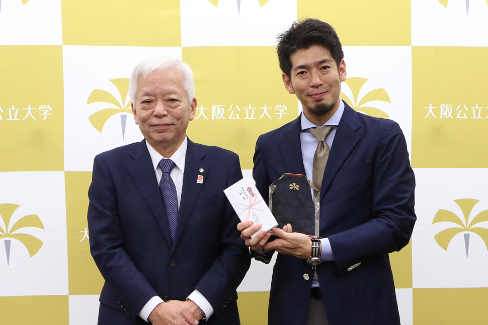 写真：理事長と菅野准教授