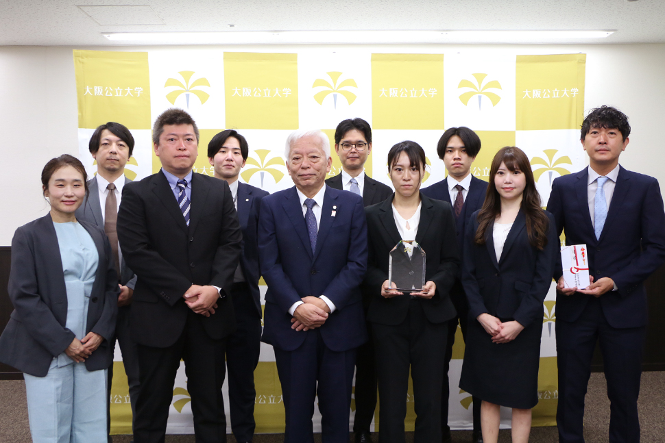 写真：理事長とDMATメンバー