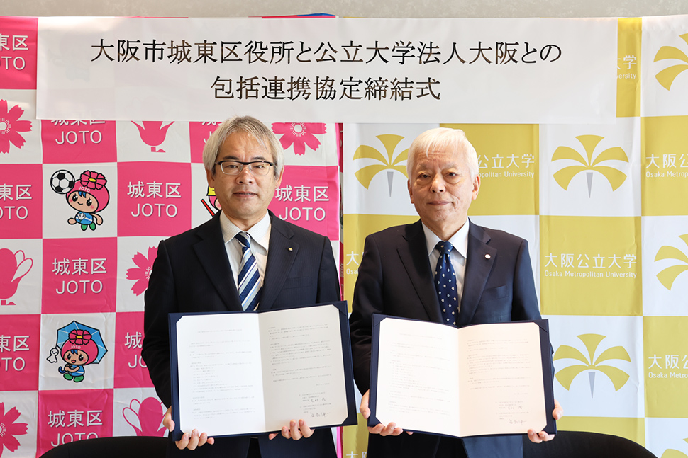 写真：協定書を持つ二人