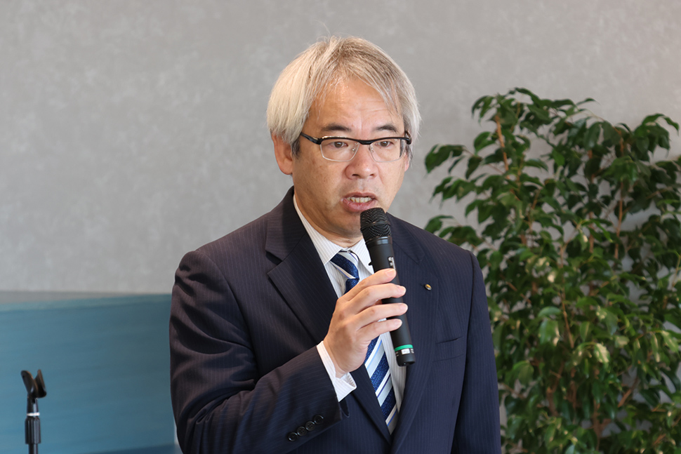 写真：あいさつをする人