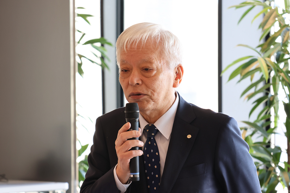 写真：あいさつをする人