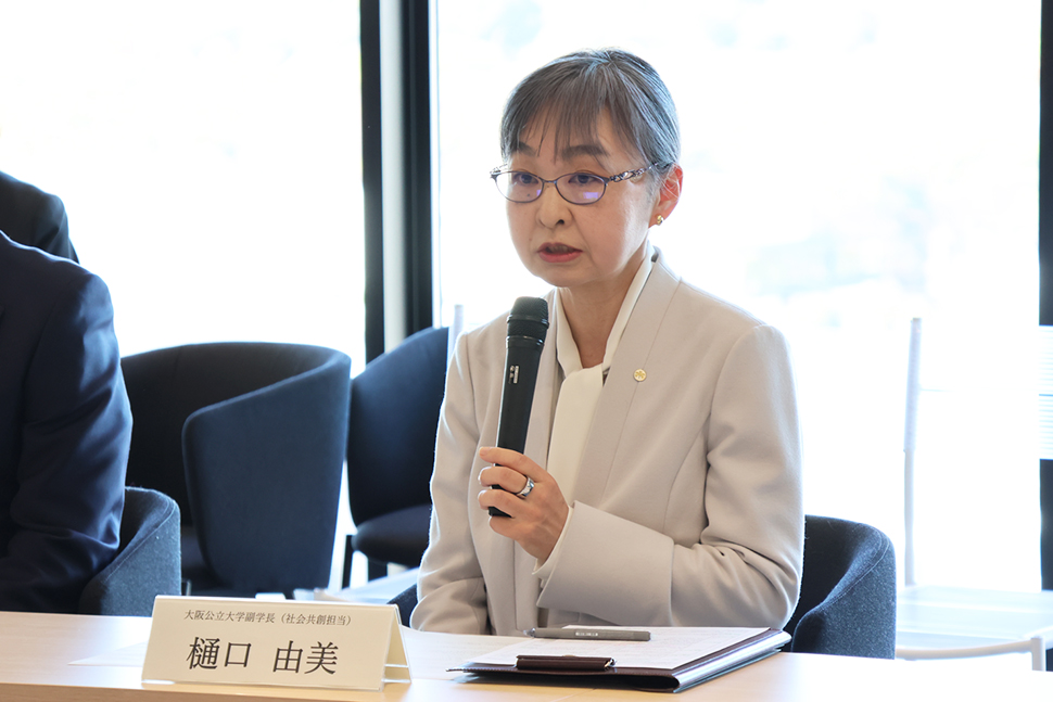 写真：説明をする人