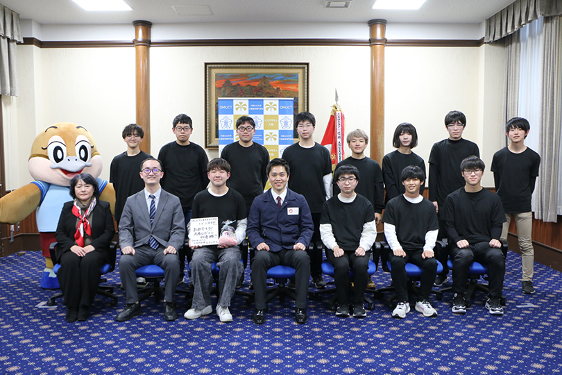 吉村知事と高専メンバーの集合写真