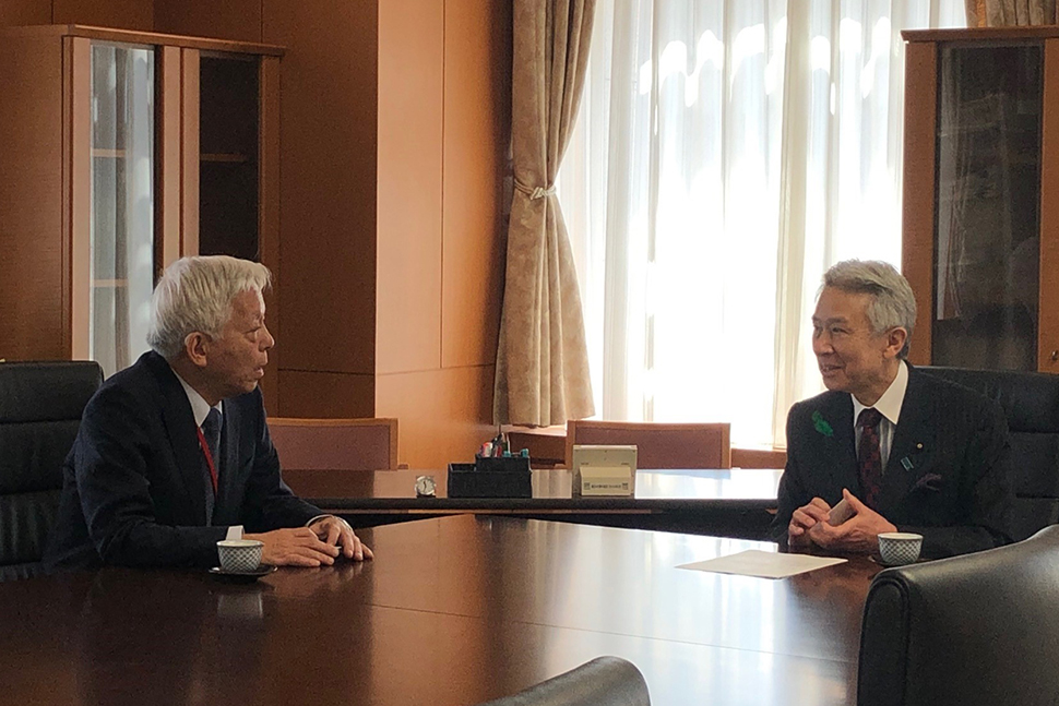 写真：会話をする文部科学大臣と理事長