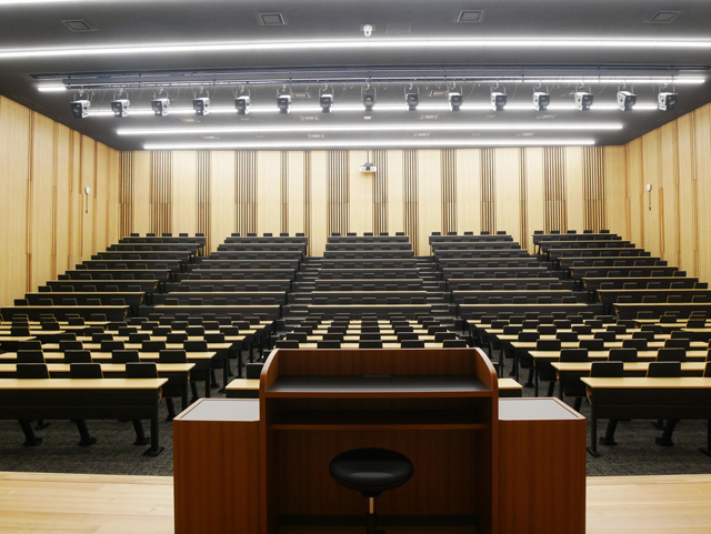 写真：講堂内部