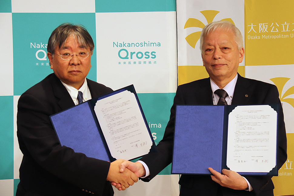 写真：協定書を持った二人