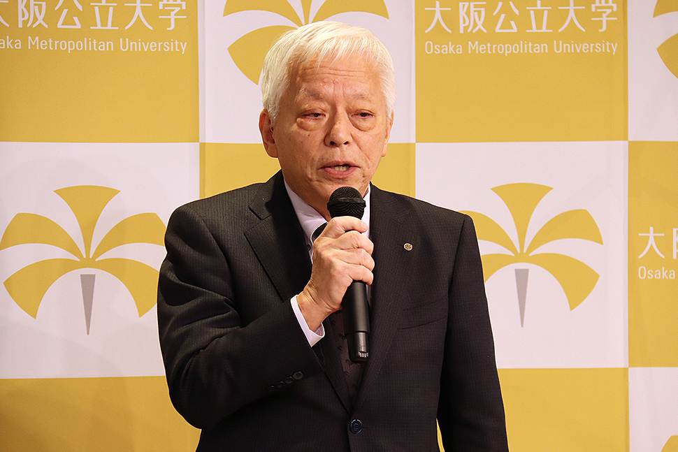 写真：あいさつをする人