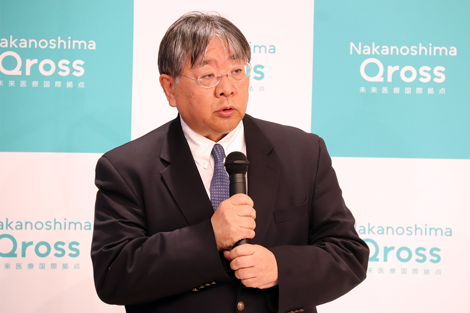 写真：あいさつをする人