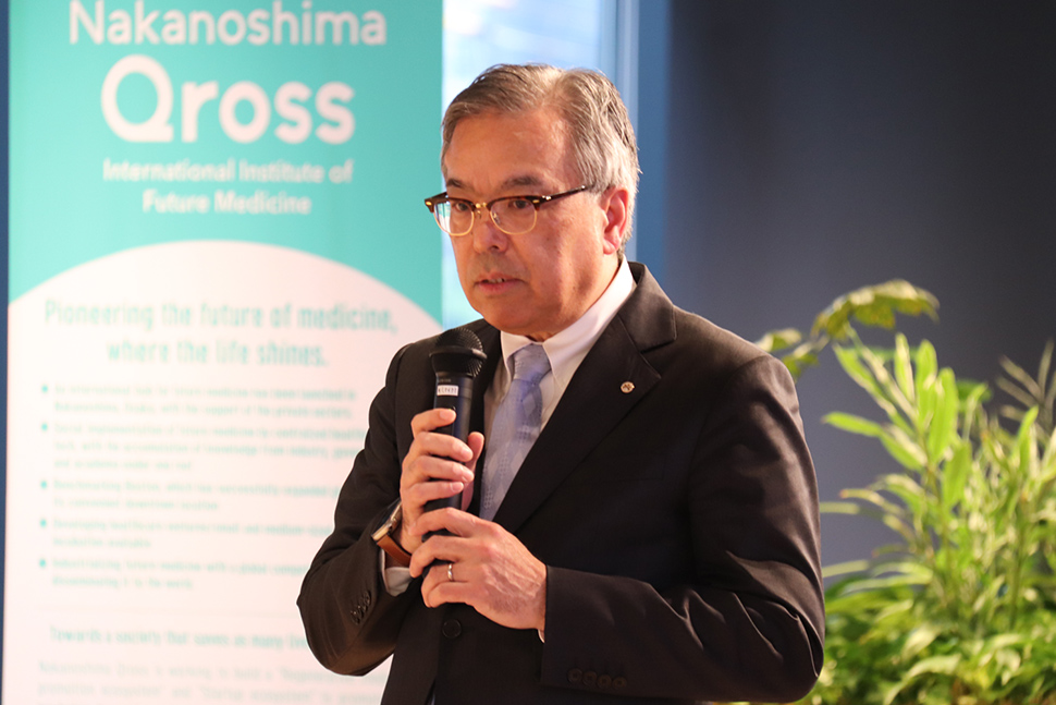 写真：あいさつをする人