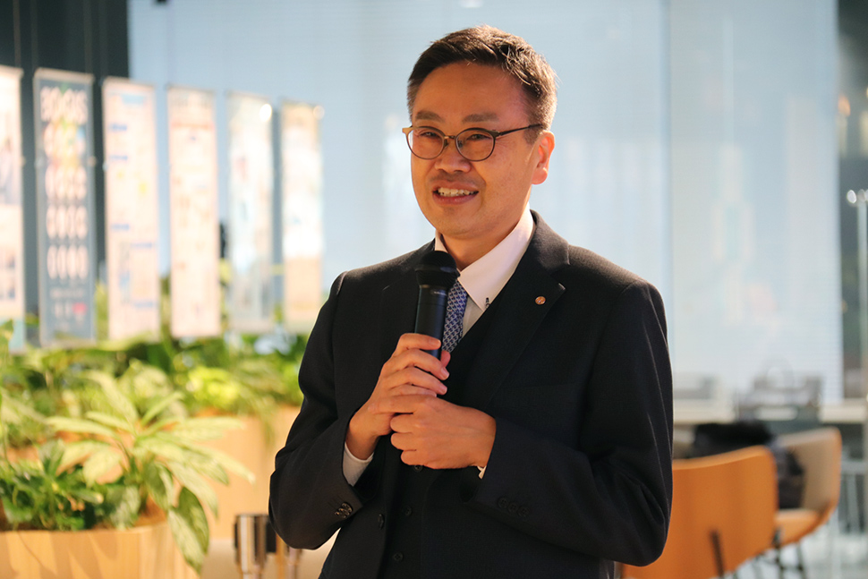 写真：あいさつをする人