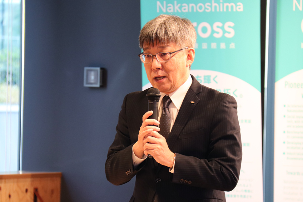 写真：あいさつをする人