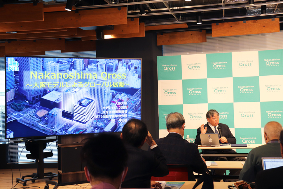 写真：スライドを使って説明する人と観客