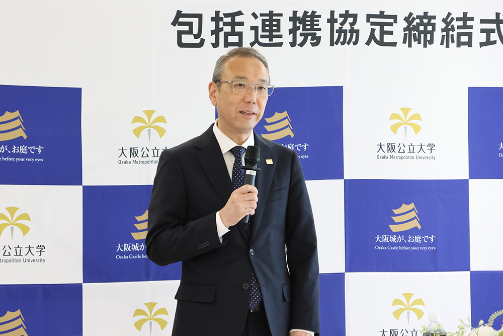 写真:挨拶をする人