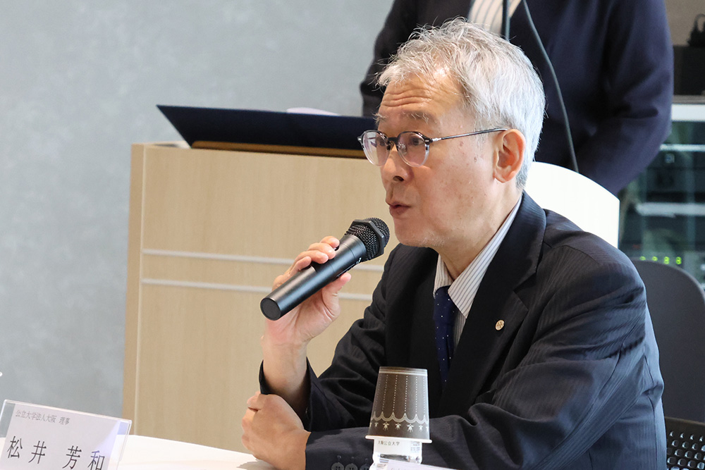 写真:質問に答える人