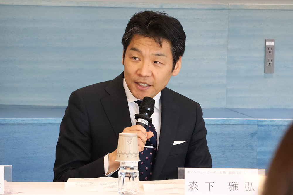 写真:説明をする人