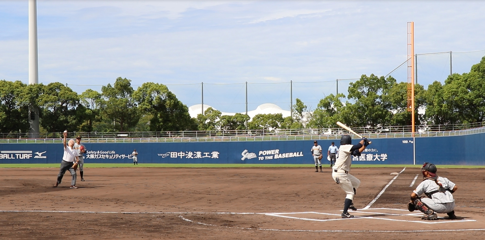 始球式に臨んだ福島理事長