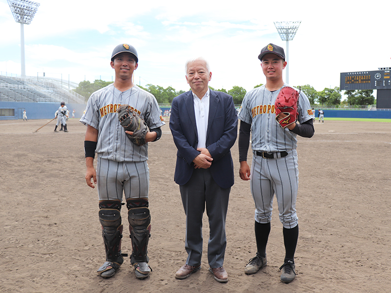 9月2日第一試合快勝後、当日大活躍のバッテリーと（左より高内捕手、福島理事長、正中投手）