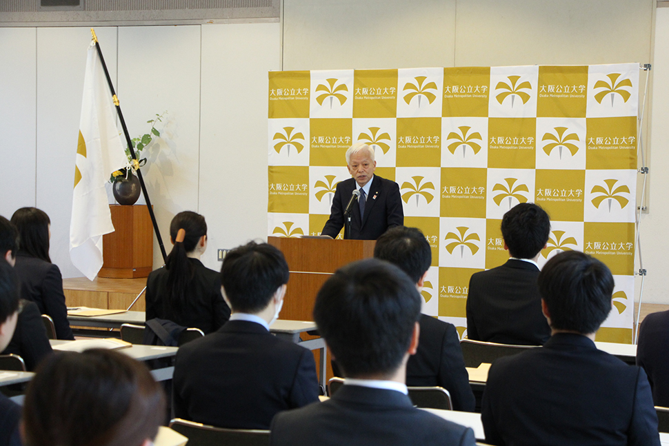 写真：福島理事長と話しを聞く教職員