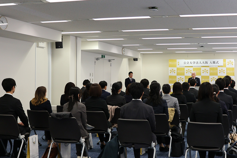 写真：会場風景、新入職員と理事長