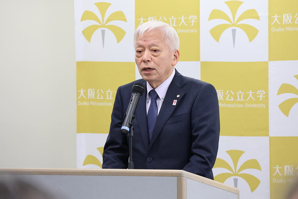 写真：訓示を述べる理事長