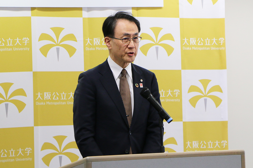 写真：訓示を述べる学長