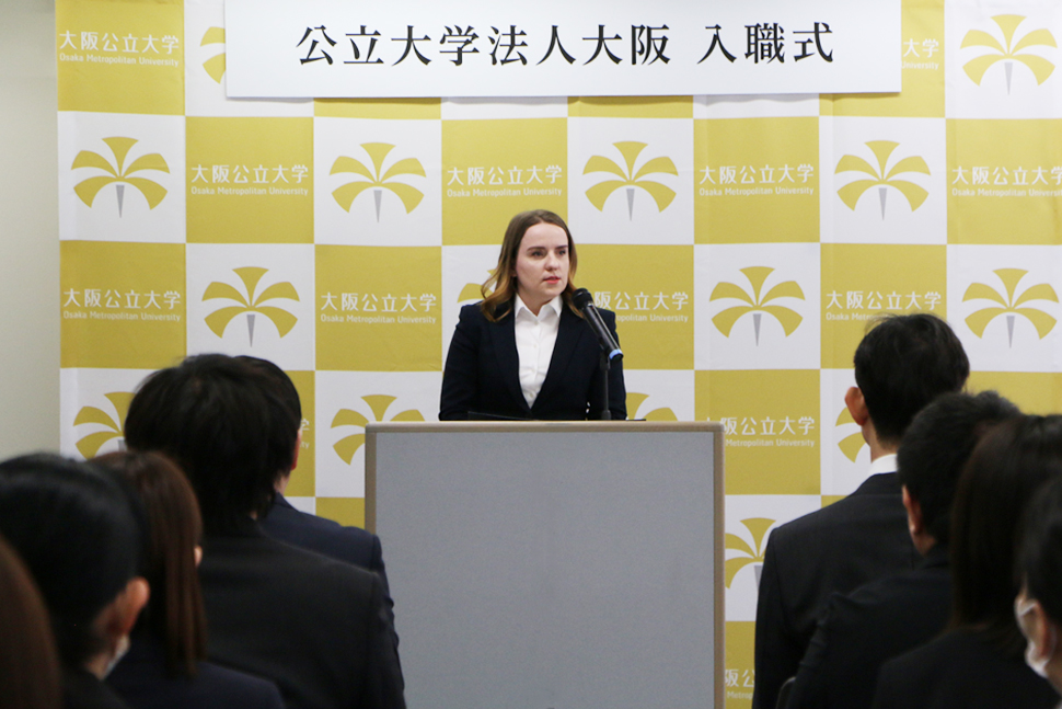 写真：抱負を述べる新入職員代表