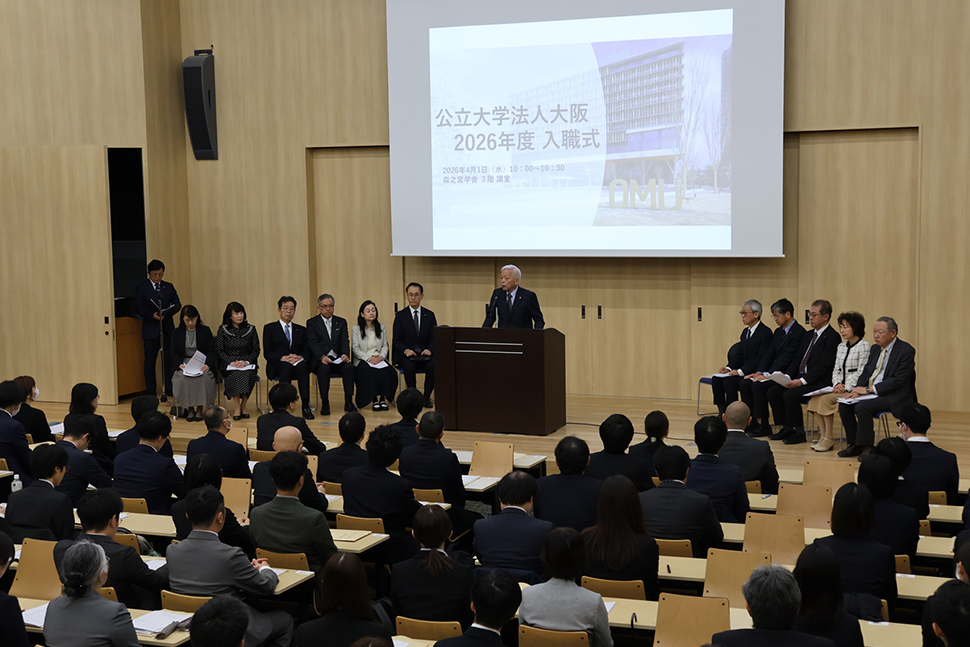 写真：会場風景、新入教職員と理事長