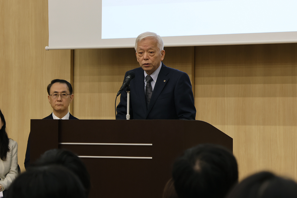 写真：訓示を述べる理事長