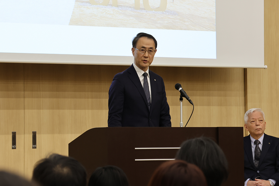 写真：訓示を述べる学長