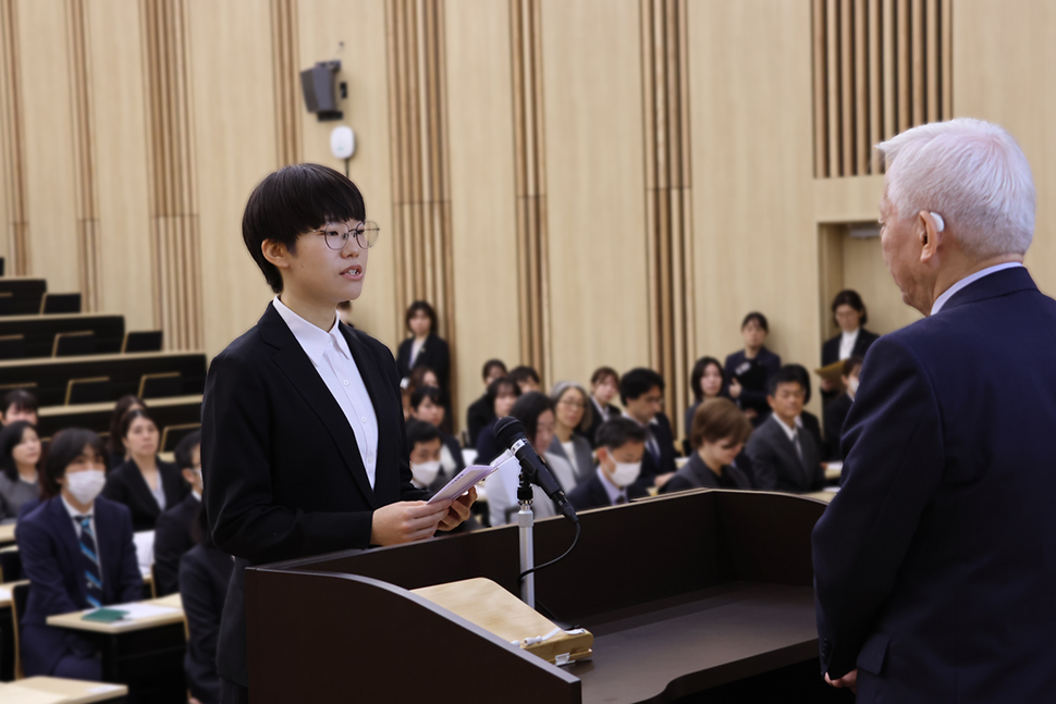 写真：抱負を述べる新入職員代表