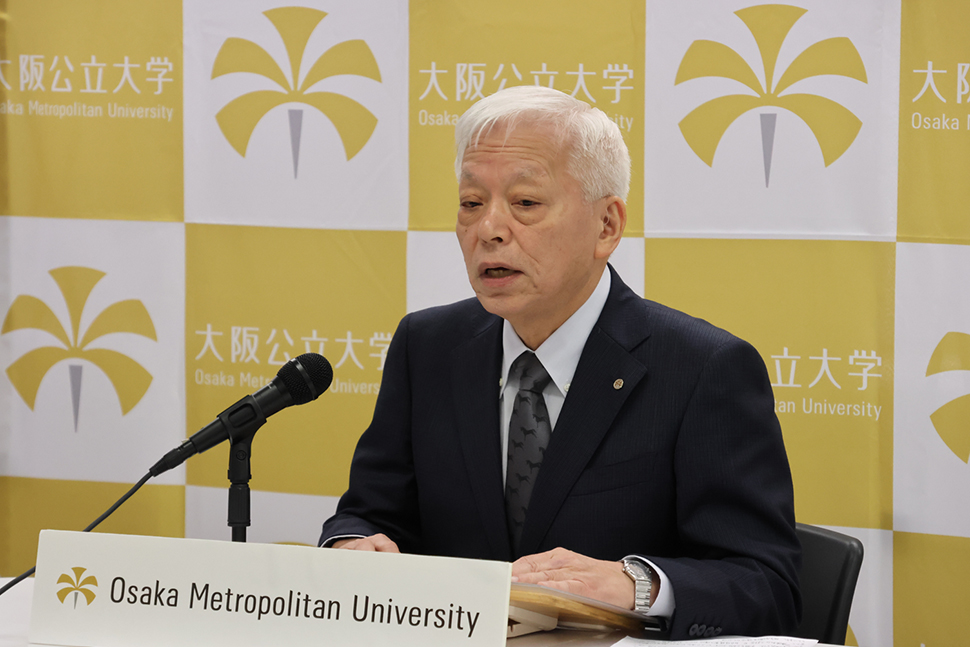 写真:挨拶をする理事長