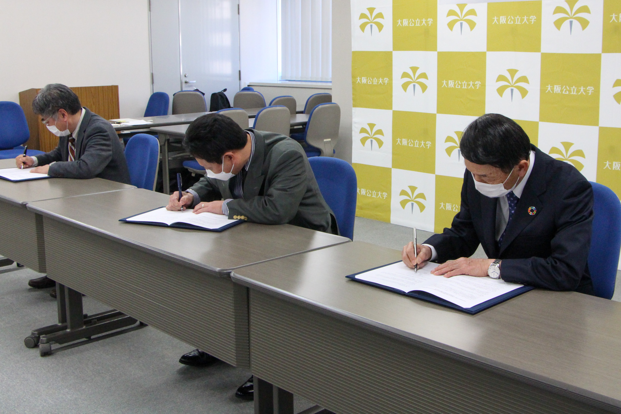 公立大学法人大阪と大阪市立大学生活協同組合及び大阪府立大学生活協同組合の包括的な相互協力に関する協定の調印式